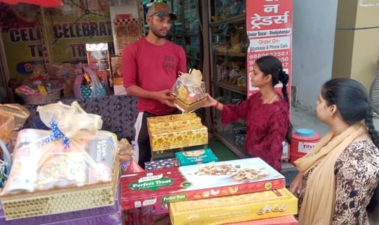 बहादुरगंज बाजार में गोले की खरीदारी करते लोग। संवाद बहादुरगंज बाजार में गोले की खरीदारी करते लोग। संवाद
