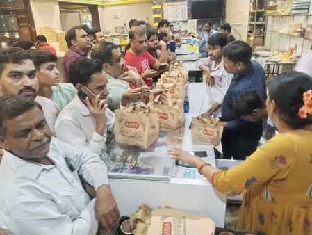 बहादुरगंज बाजार में गोले की खरीदारी करते लोग। संवाद बहादुरगंज बाजार में गोले की खरीदारी करते लोग। संवाद