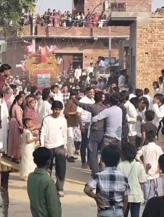 बालैनी क्षेत्र के मवीखुर्द गांव में बरात में मारपीट के दौरान चाकू लेकर पहुंचे युवक को रोकते हु