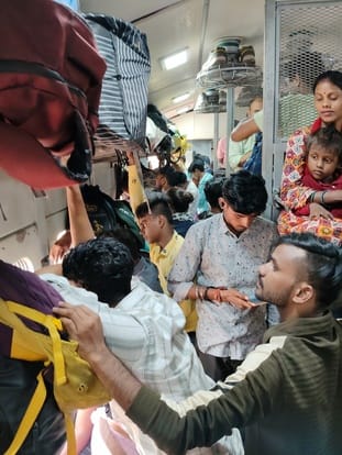 बस स्टैंड़ पर बसों का इंतजार करते यात्री। संवाद
