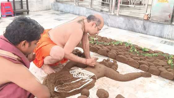 फोटो-07, श्री गोवर्धन महाराज की परिक्रमा करते श्रद्धालु। स्रोत: स्वयं फोटो-07, श्री गोवर्धन महाराज की परिक्रमा करते श्रद्धालु। स्रोत: स्वयं