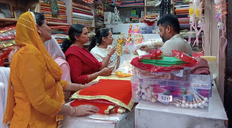 फोटो 10- सोनीपत की कच्चे क्वार्टर मार्केट स्थित दुकान पर कपड़े खरीदती महिलाएं। संवाद फोटो 10- सोनीपत की कच्चे क्वार्टर मार्केट स्थित दुकान पर कपड़े खरीदती महिलाएं। संवाद