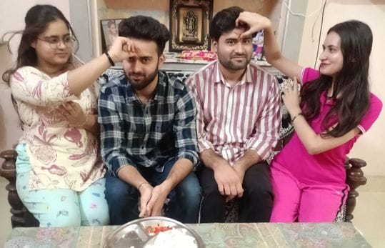 फोटो-20-भाईदूज पर सात्विक और श्रेष्ठ को टीका लगाती सिद्धी। फोटो-20-भाईदूज पर सात्विक और श्रेष्ठ को टीका लगाती सिद्धी।