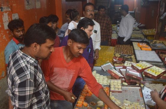 फोटो-20-भाईदूज पर सात्विक और श्रेष्ठ को टीका लगाती सिद्धी। फोटो-20-भाईदूज पर सात्विक और श्रेष्ठ को टीका लगाती सिद्धी।