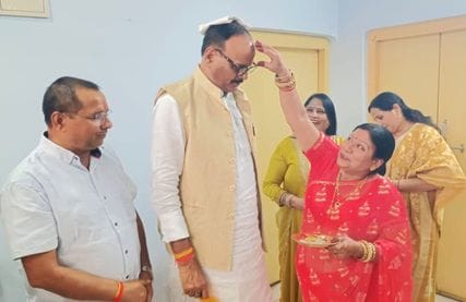 फोटो-20-भाईदूज पर सात्विक और श्रेष्ठ को टीका लगाती सिद्धी। फोटो-20-भाईदूज पर सात्विक और श्रेष्ठ को टीका लगाती सिद्धी।