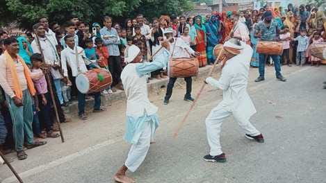 फोटो 22 एचएएमपी 10- रमेड़ी अखाड़ा में गाय व सुअर की लड़ाई देखते लोग। संवाद फोटो 22 एचएएमपी 10- रमेड़ी अखाड़ा में गाय व सुअर की लड़ाई देखते लोग। संवाद