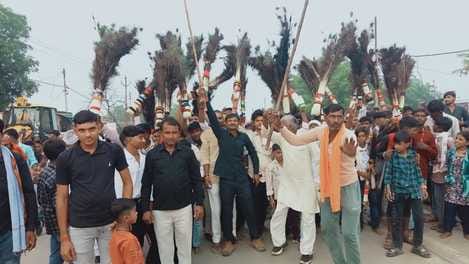 फोटो 22 एचएएमपी 10- रमेड़ी अखाड़ा में गाय व सुअर की लड़ाई देखते लोग। संवाद फोटो 22 एचएएमपी 10- रमेड़ी अखाड़ा में गाय व सुअर की लड़ाई देखते लोग। संवाद