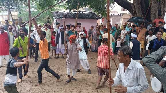 फोटो 22 एचएएमपी 10- रमेड़ी अखाड़ा में गाय व सुअर की लड़ाई देखते लोग। संवाद फोटो 22 एचएएमपी 10- रमेड़ी अखाड़ा में गाय व सुअर की लड़ाई देखते लोग। संवाद