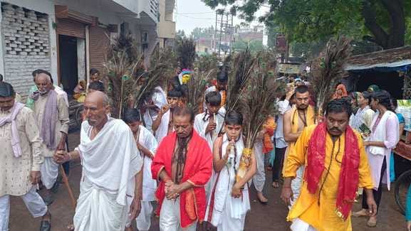 फोटो 22 एचएएमपी 10- रमेड़ी अखाड़ा में गाय व सुअर की लड़ाई देखते लोग। संवाद फोटो 22 एचएएमपी 10- रमेड़ी अखाड़ा में गाय व सुअर की लड़ाई देखते लोग। संवाद