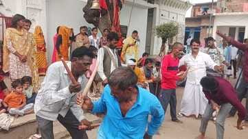 फोटो 22 एचएएमपी 10- रमेड़ी अखाड़ा में गाय व सुअर की लड़ाई देखते लोग। संवाद फोटो 22 एचएएमपी 10- रमेड़ी अखाड़ा में गाय व सुअर की लड़ाई देखते लोग। संवाद
