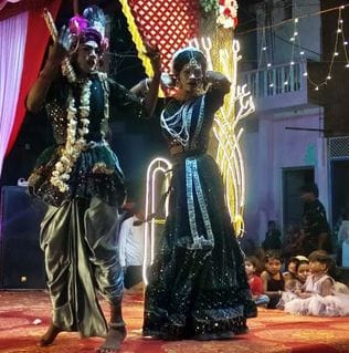 फोटो 23 एमएएचपी 11 परिचय-सांवरे को दिल में बसाकर तो देखो गीत पर प्रस्तुति देते कलाकार। संवाद
