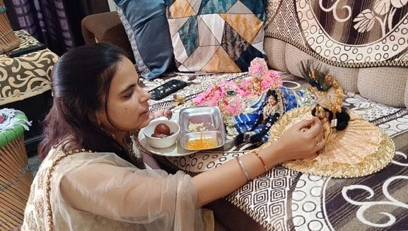 फोटो-23एयूआरपी23 - टीका व आरती के बाद भाई का मुंह मीठा कराती बहन। संवाद