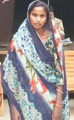 फोटो-29-थरियांव थाने में गिरफ्तार पत्नी छाया देवी। स्रोत पुलिस फोटो-29-थरियांव थाने में गिरफ्तार पत्नी छाया देवी। स्रोत पुलिस