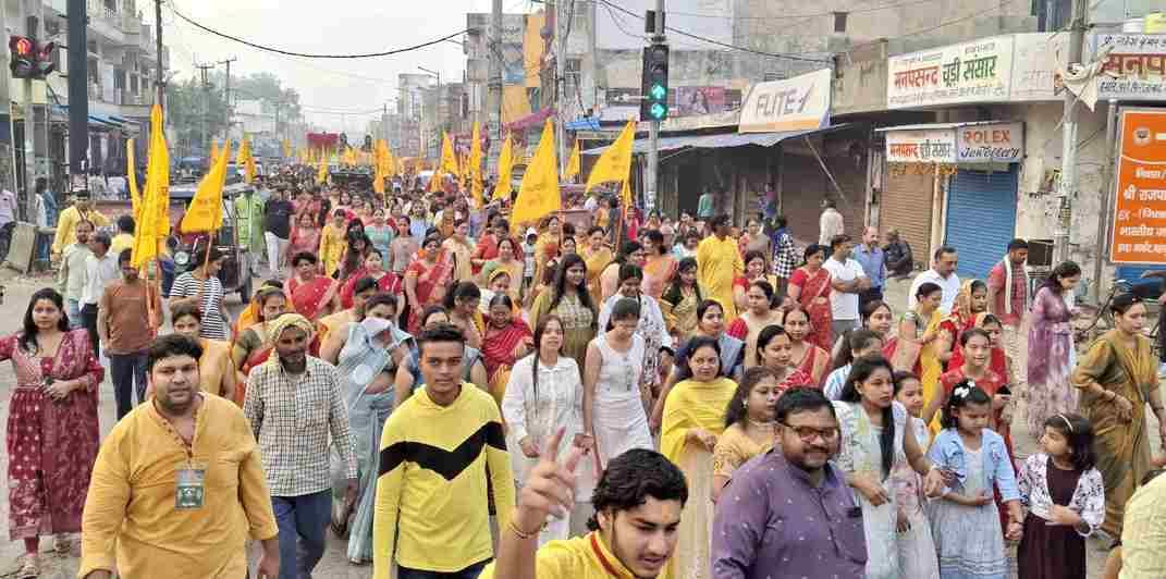 -फोटो 53 : गोवर्धन परिक्रमा में नाचती महिलाएं। संवाद