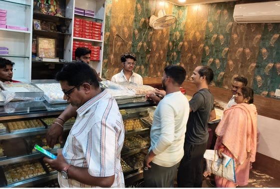फोटो- शहर के सिविल लाइंस में पटाखा जलाते बच्चे व अन्य। संवाद फोटो- शहर के सिविल लाइंस में पटाखा जलाते बच्चे व अन्य। संवाद