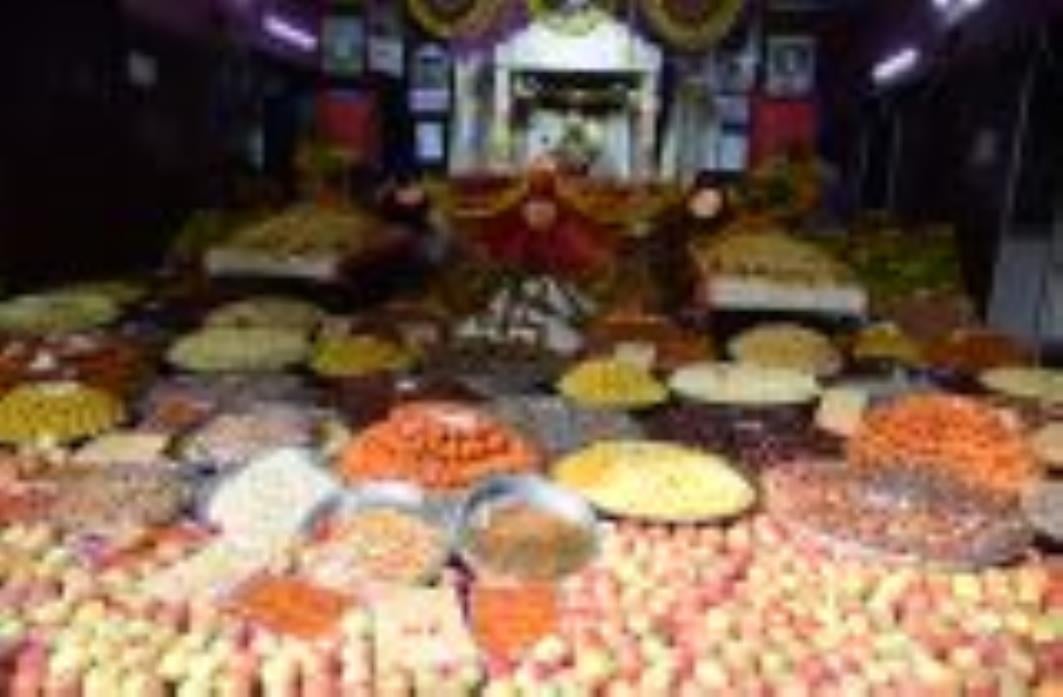 गोवर्धन पूजा व अन्नकूट महोत्सव में राजधानी के मंदिरों में भगवान को भोग लगाया गया। हजारों भक्तों गोवर्धन पूजा व अन्नकूट महोत्सव में राजधानी के मंदिरों में भगवान को भोग लगाया गया। हजारों भक्तों