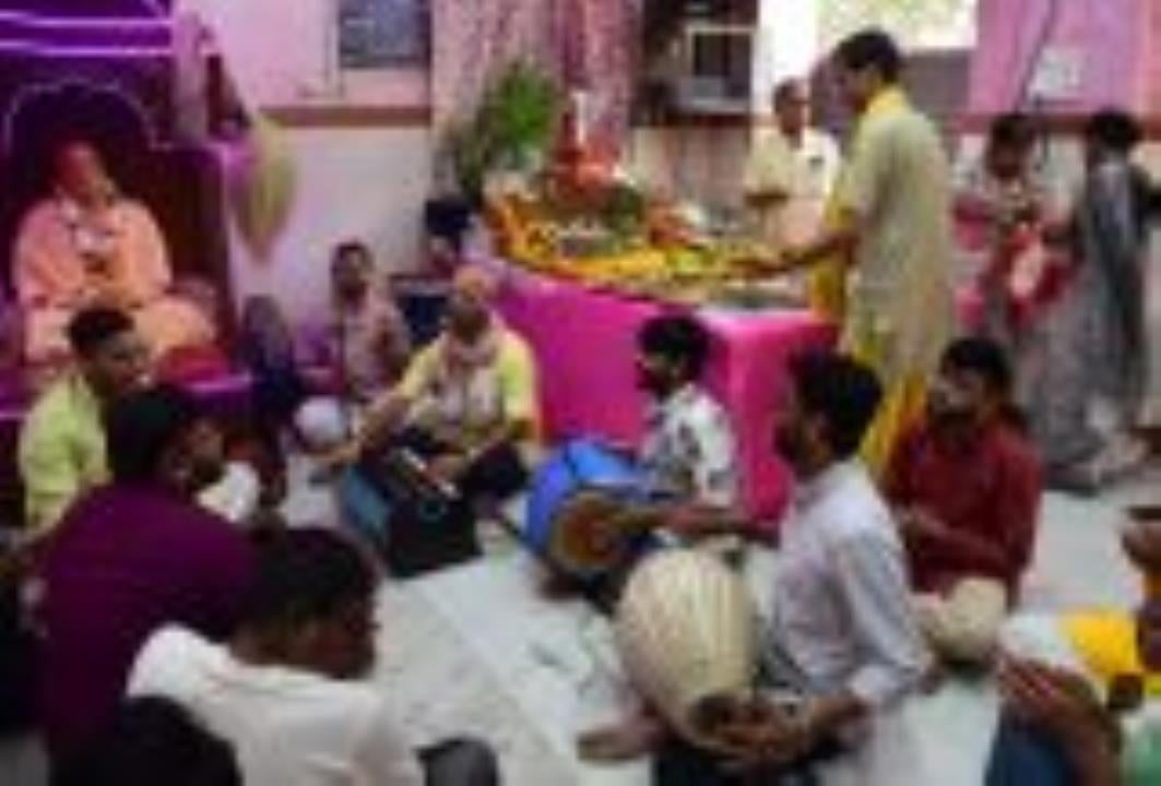 गोवर्धन पूजा व अन्नकूट महोत्सव में राजधानी के मंदिरों में भगवान को भोग लगाया गया। हजारों भक्तों गोवर्धन पूजा व अन्नकूट महोत्सव में राजधानी के मंदिरों में भगवान को भोग लगाया गया। हजारों भक्तों