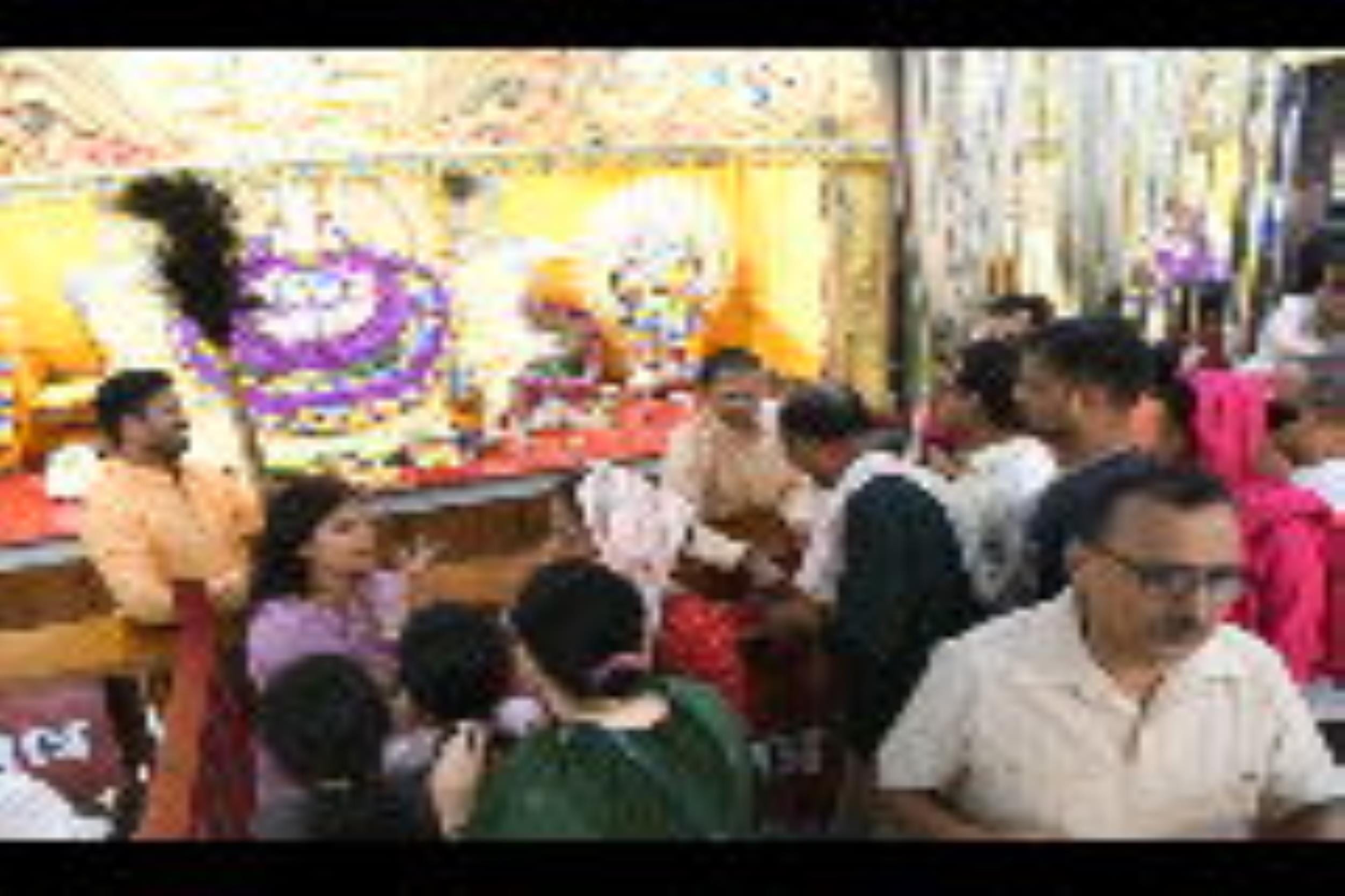 गोवर्धन पूजा व अन्नकूट महोत्सव में राजधानी के मंदिरों में भगवान को भोग लगाया गया। हजारों भक्तों गोवर्धन पूजा व अन्नकूट महोत्सव में राजधानी के मंदिरों में भगवान को भोग लगाया गया। हजारों भक्तों