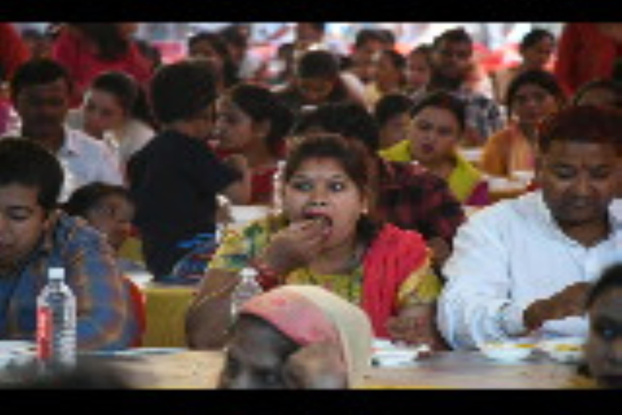गोवर्धन पूजा व अन्नकूट महोत्सव में राजधानी के मंदिरों में भगवान को भोग लगाया गया। हजारों भक्तों गोवर्धन पूजा व अन्नकूट महोत्सव में राजधानी के मंदिरों में भगवान को भोग लगाया गया। हजारों भक्तों