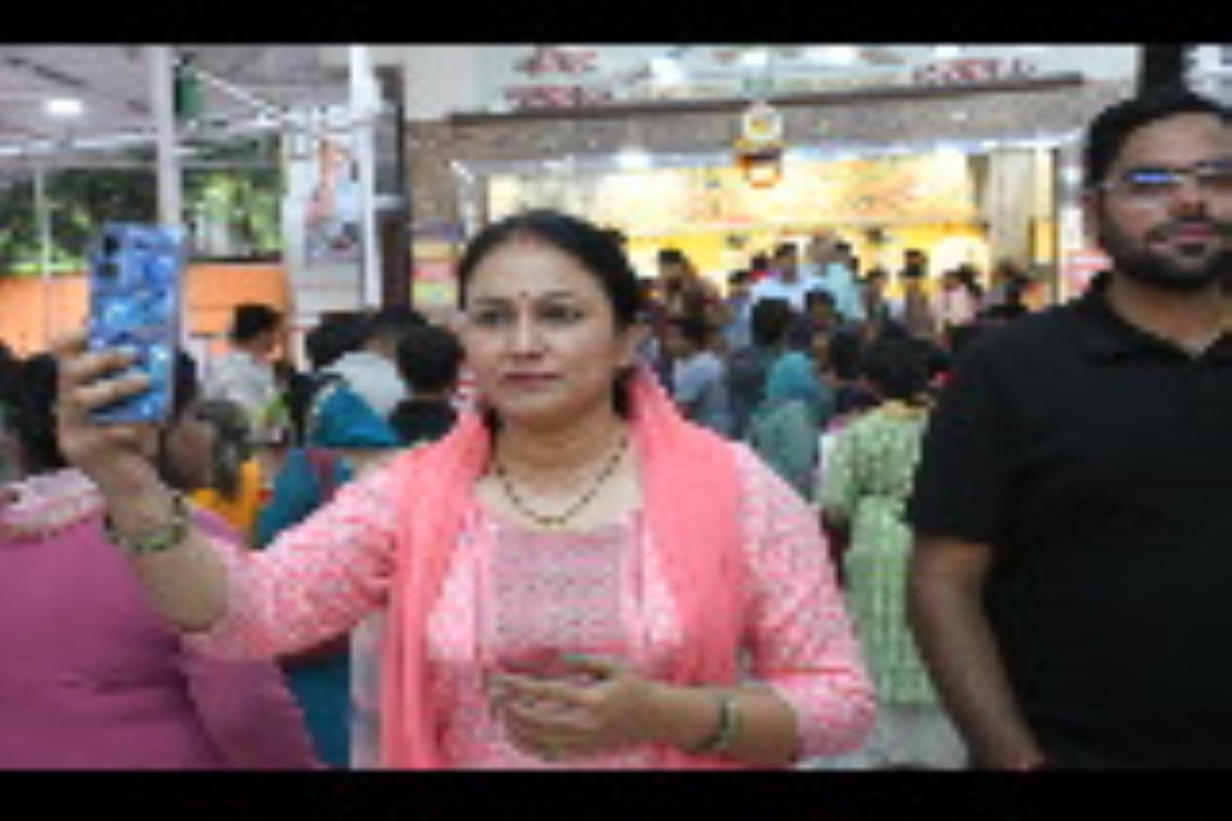 गोवर्धन पूजा व अन्नकूट महोत्सव में राजधानी के मंदिरों में भगवान को भोग लगाया गया। हजारों भक्तों गोवर्धन पूजा व अन्नकूट महोत्सव में राजधानी के मंदिरों में भगवान को भोग लगाया गया। हजारों भक्तों