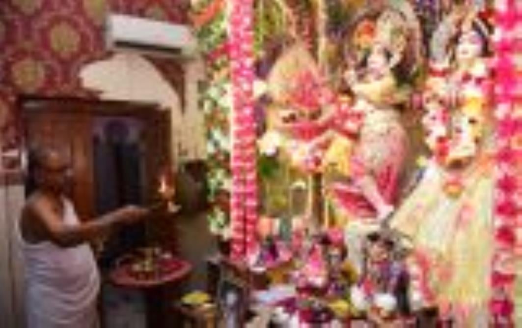 गोवर्धन पूजा व अन्नकूट महोत्सव में राजधानी के मंदिरों में भगवान को भोग लगाया गया। हजारों भक्तों गोवर्धन पूजा व अन्नकूट महोत्सव में राजधानी के मंदिरों में भगवान को भोग लगाया गया। हजारों भक्तों