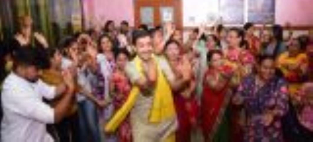गोवर्धन पूजा व अन्नकूट महोत्सव में राजधानी के मंदिरों में भगवान को भोग लगाया गया। हजारों भक्तों गोवर्धन पूजा व अन्नकूट महोत्सव में राजधानी के मंदिरों में भगवान को भोग लगाया गया। हजारों भक्तों