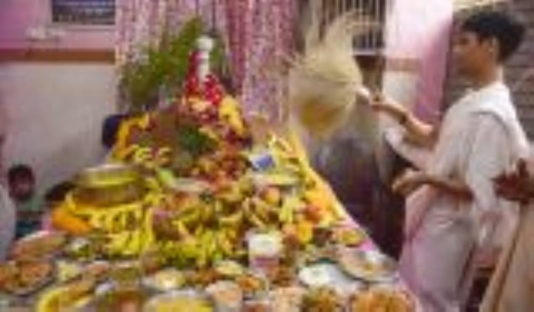 गोवर्धन पूजा व अन्नकूट महोत्सव में राजधानी के मंदिरों में भगवान को भोग लगाया गया। हजारों भक्तों गोवर्धन पूजा व अन्नकूट महोत्सव में राजधानी के मंदिरों में भगवान को भोग लगाया गया। हजारों भक्तों