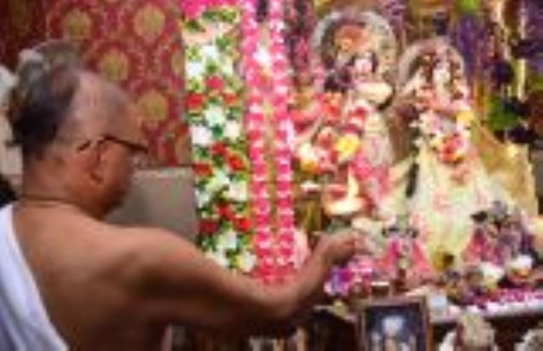 गोवर्धन पूजा व अन्नकूट महोत्सव में राजधानी के मंदिरों में भगवान को भोग लगाया गया। हजारों भक्तों गोवर्धन पूजा व अन्नकूट महोत्सव में राजधानी के मंदिरों में भगवान को भोग लगाया गया। हजारों भक्तों