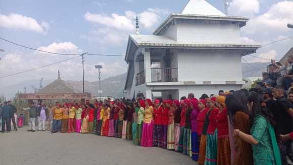 हनोल मंदिर में काठ का हाथी। स्रोत : जागरूक पाठक हनोल मंदिर में काठ का हाथी। स्रोत : जागरूक पाठक