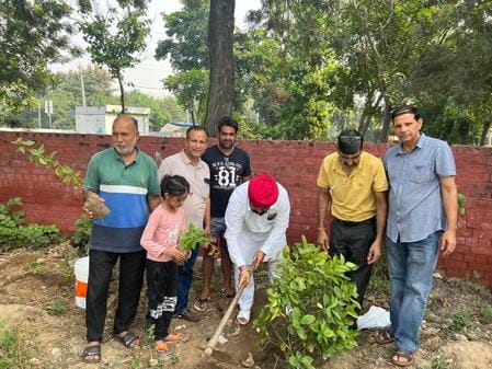 कुरुक्षेत्र। गोवर्धन पूजा पर पौध रोपण सेक्टर-30 रेजिडेंट वेलफेयर एसोसिएशन के सदस्य। विज्ञप्ति