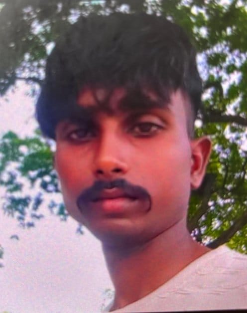 लीलापुर थाना क्षेत्र के तिना में युवक की मौत के बाद बिलखते परिजन। संवाद लीलापुर थाना क्षेत्र के तिना में युवक की मौत के बाद बिलखते परिजन। संवाद