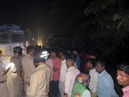महादेवा मार्ग पर भैसा पांडेय गांव के पास बाइक और बस की टक्कर- संवाद महादेवा मार्ग पर भैसा पांडेय गांव के पास बाइक और बस की टक्कर- संवाद