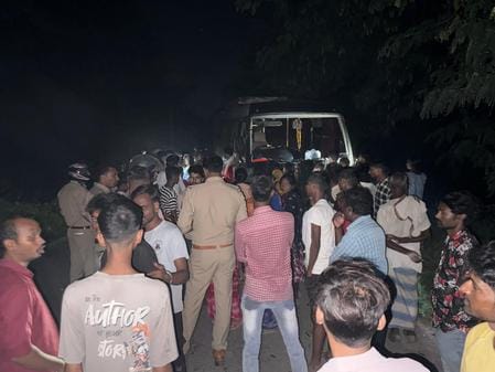 महादेवा मार्ग पर भैसा पांडेय गांव के पास बाइक और बस की टक्कर- संवाद महादेवा मार्ग पर भैसा पांडेय गांव के पास बाइक और बस की टक्कर- संवाद