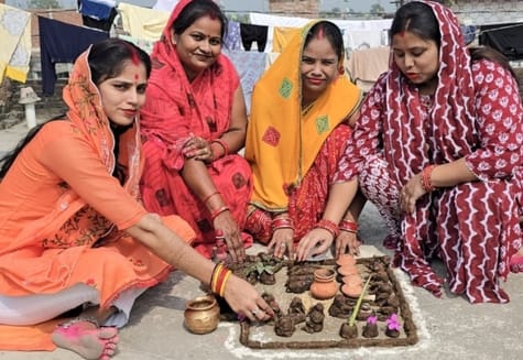 मल्लबेहड़ में गोवर्धन पूजा करती महिलाएं। संवाद