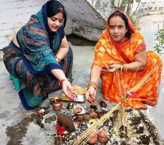 मल्लबेहड़ में गोवर्धन पूजा करती महिलाएं। संवाद