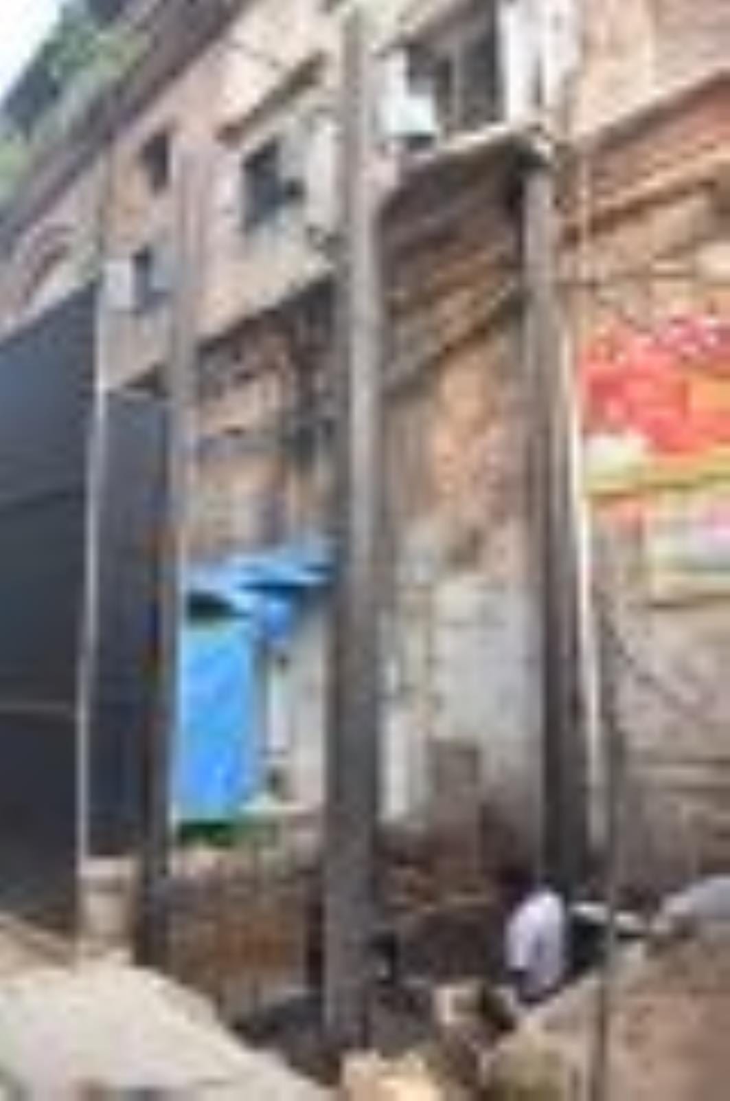 निर्माणाधीन लिफ्ट। निर्माणाधीन लिफ्ट।