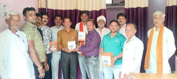 नोट। मऊरानीपुर समाचार पत्र वितरकों, अभिकर्ता, एवं पत्रकार हुए सम्मानित फोटो भेजी गई है।