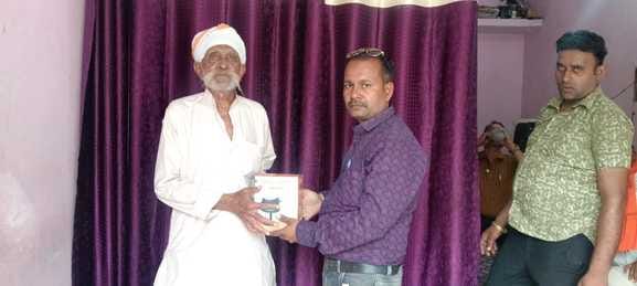 नोट। मऊरानीपुर समाचार पत्र वितरकों, अभिकर्ता, एवं पत्रकार हुए सम्मानित फोटो भेजी गई है।