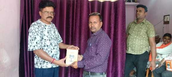 नोट। मऊरानीपुर समाचार पत्र वितरकों, अभिकर्ता, एवं पत्रकार हुए सम्मानित फोटो भेजी गई है।