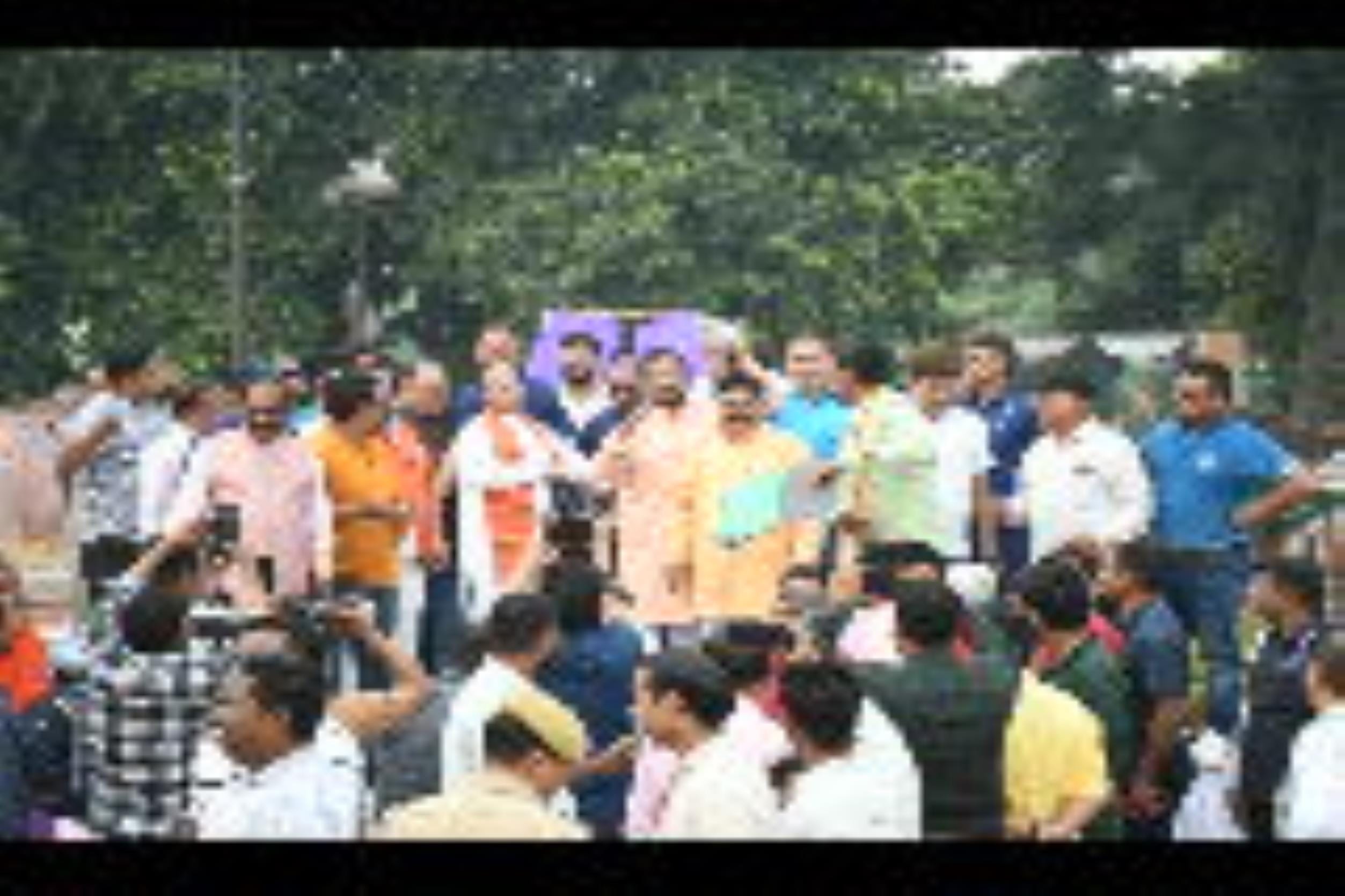 पतंगबाजी प्रतियोगिता के दौरान हाथ आजमाते डिप्टी सीएम ब्रजेश पाठव व पूर्व उप  मुख्यमंत्री डॉ दिन
