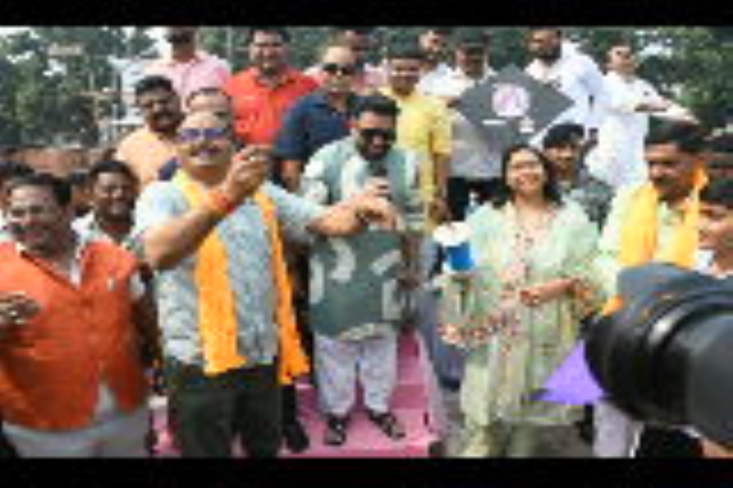 पतंगबाजी प्रतियोगिता के दौरान हाथ आजमाते डिप्टी सीएम ब्रजेश पाठव व पूर्व उप  मुख्यमंत्री डॉ दिन