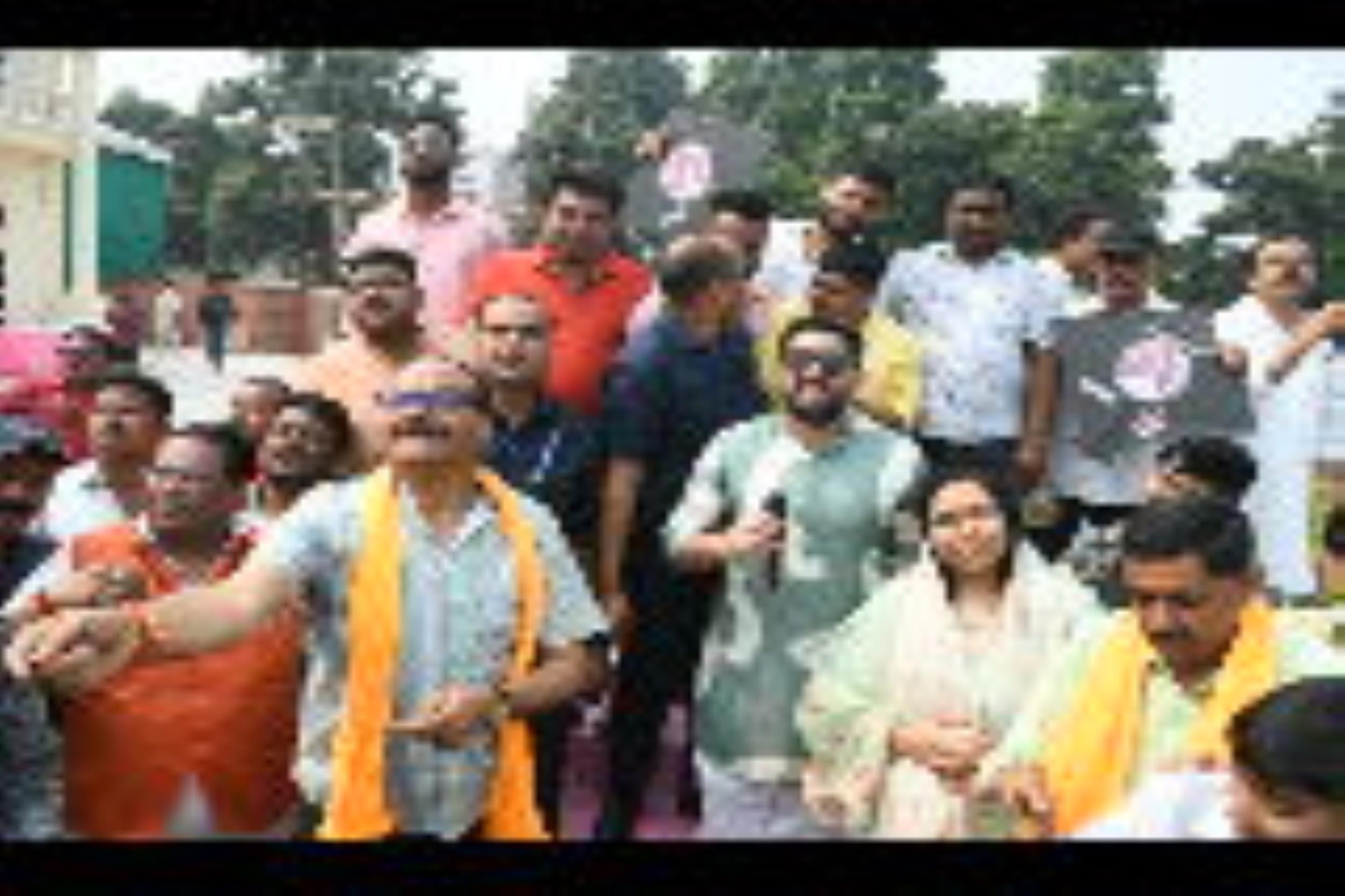 पतंगबाजी प्रतियोगिता के दौरान हाथ आजमाते डिप्टी सीएम ब्रजेश पाठव व पूर्व उप  मुख्यमंत्री डॉ दिन