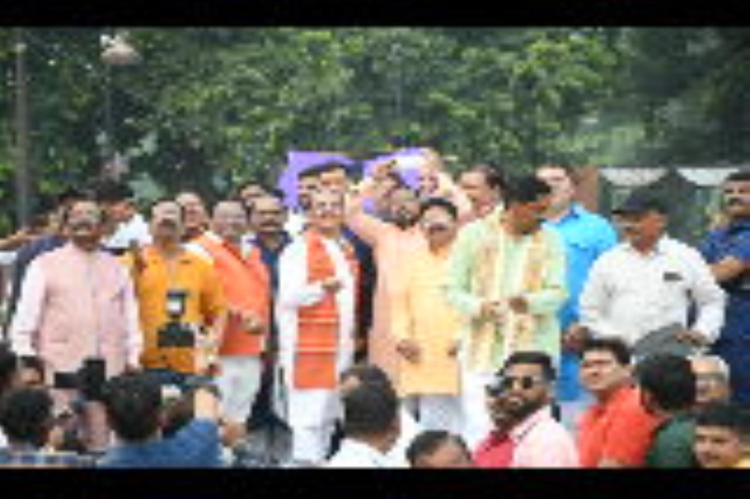 पतंगबाजी प्रतियोगिता के दौरान हाथ आजमाते डिप्टी सीएम ब्रजेश पाठव व पूर्व उप  मुख्यमंत्री डॉ दिन