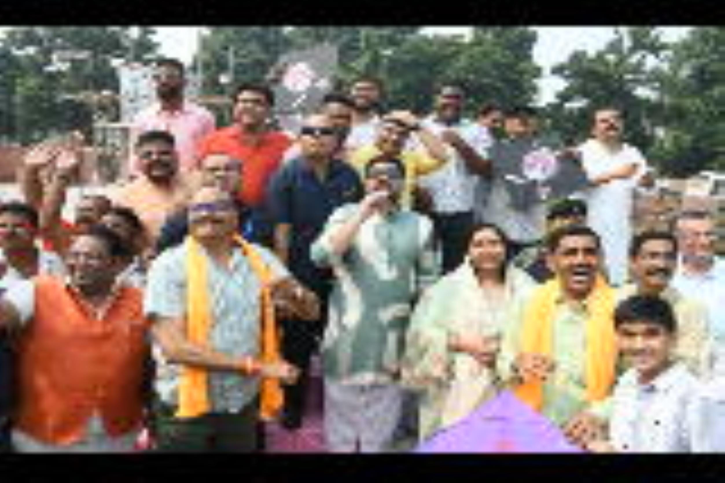 पतंगबाजी प्रतियोगिता के दौरान हाथ आजमाते डिप्टी सीएम ब्रजेश पाठव व पूर्व उप  मुख्यमंत्री डॉ दिन