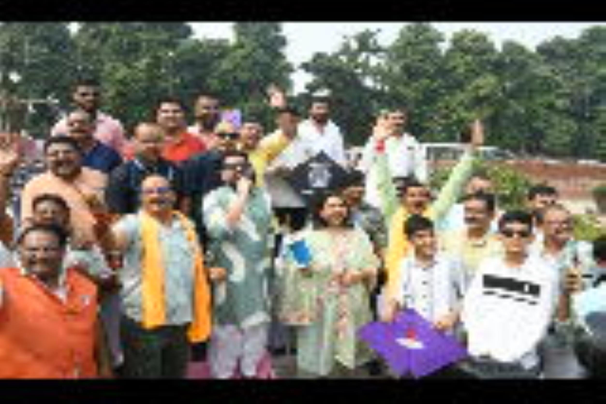 पतंगबाजी प्रतियोगिता के दौरान हाथ आजमाते डिप्टी सीएम ब्रजेश पाठव व पूर्व उप  मुख्यमंत्री डॉ दिन
