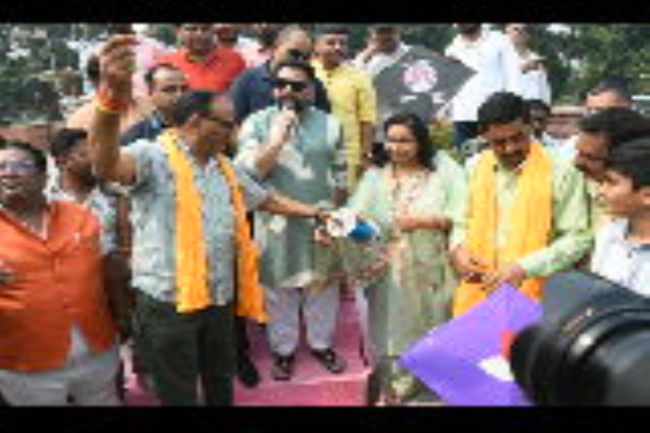पतंगबाजी प्रतियोगिता के दौरान हाथ आजमाते डिप्टी सीएम ब्रजेश पाठव व पूर्व उप  मुख्यमंत्री डॉ दिन