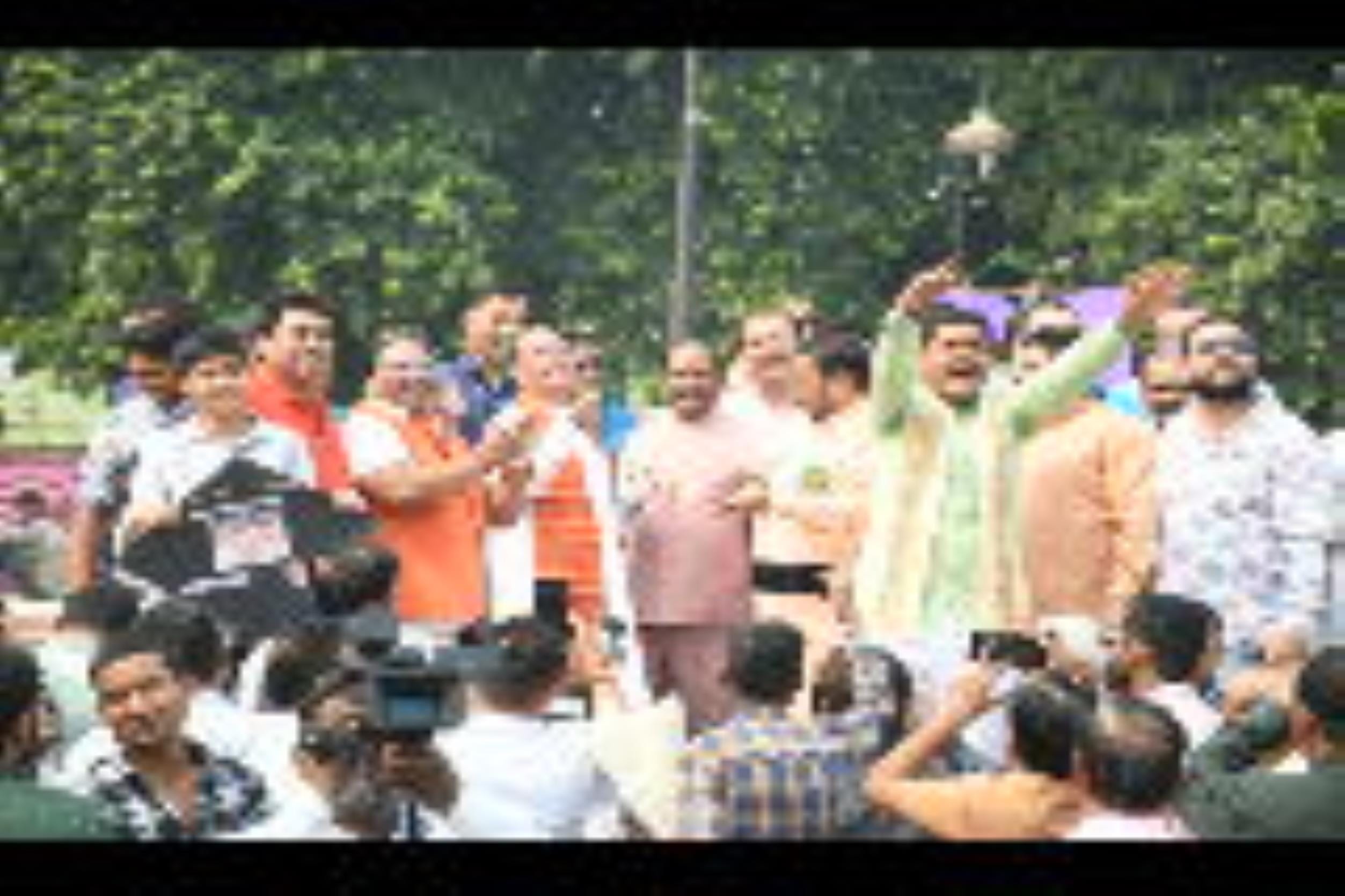 पतंगबाजी प्रतियोगिता के दौरान हाथ आजमाते डिप्टी सीएम ब्रजेश पाठव व पूर्व उप  मुख्यमंत्री डॉ दिन