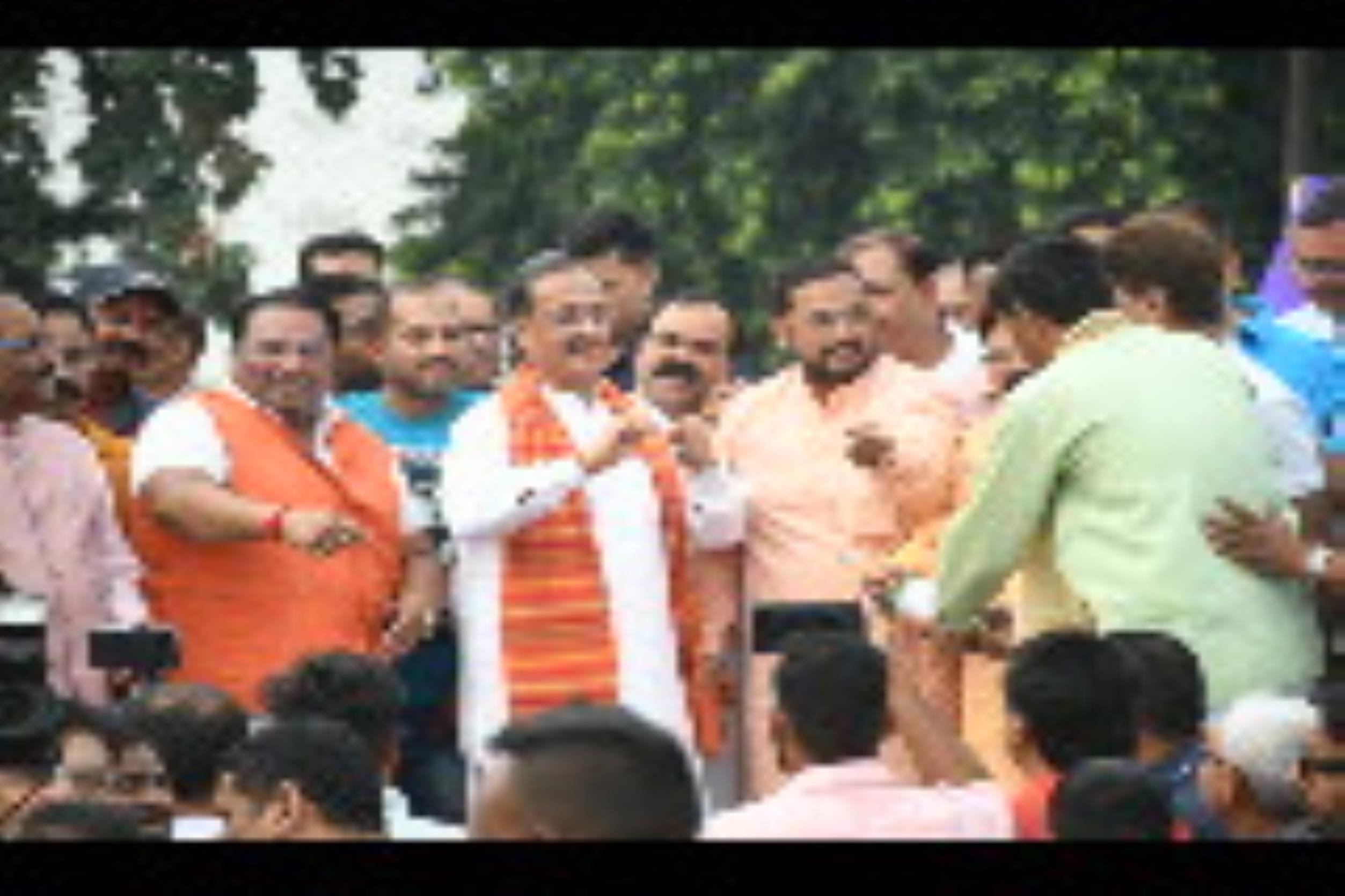 पतंगबाजी प्रतियोगिता के दौरान हाथ आजमाते डिप्टी सीएम ब्रजेश पाठव व पूर्व उप  मुख्यमंत्री डॉ दिन