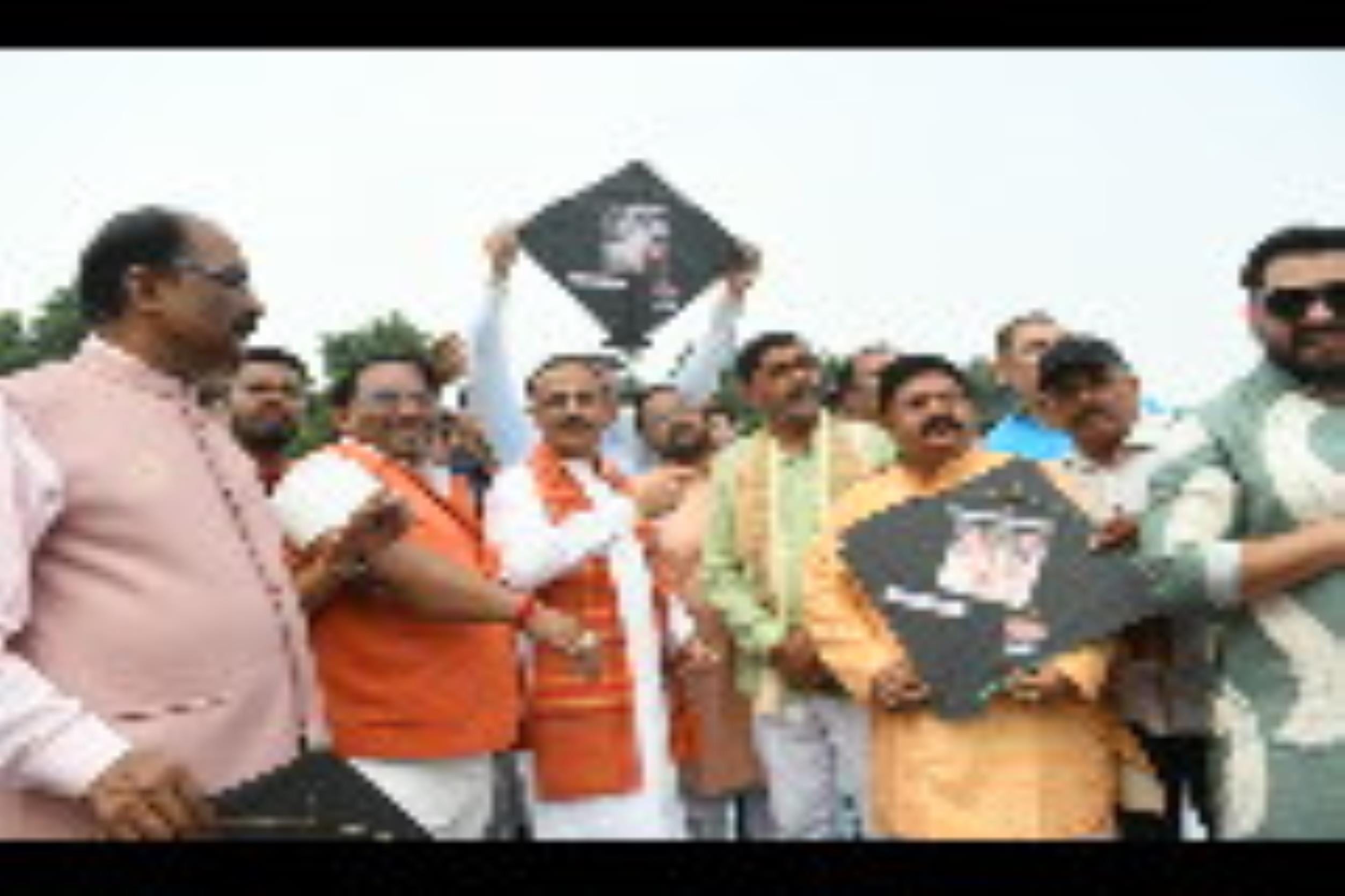 पतंगबाजी प्रतियोगिता के दौरान हाथ आजमाते डिप्टी सीएम ब्रजेश पाठव व पूर्व उप  मुख्यमंत्री डॉ दिन
