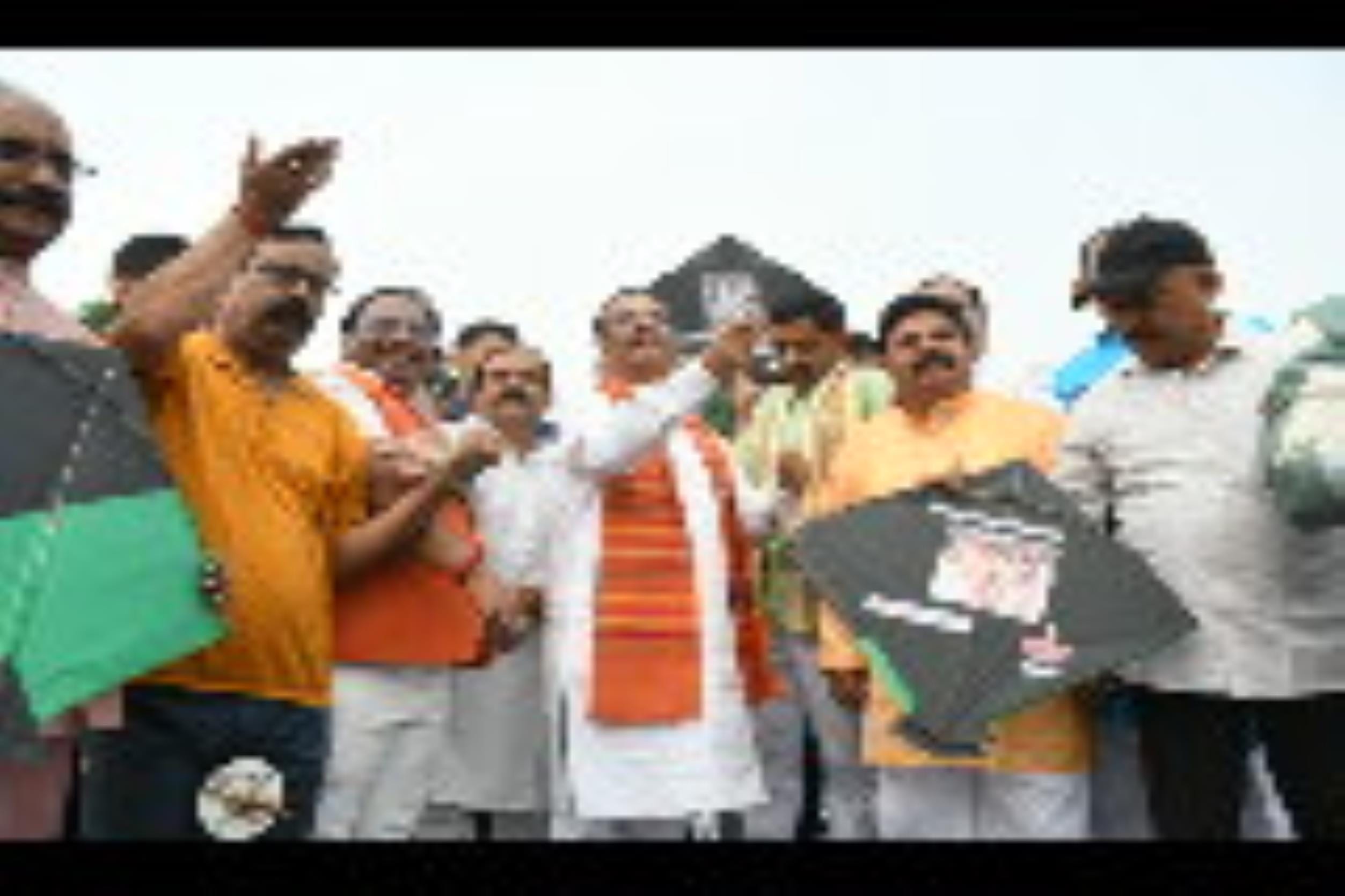 पतंगबाजी प्रतियोगिता के दौरान हाथ आजमाते डिप्टी सीएम ब्रजेश पाठव व पूर्व उप  मुख्यमंत्री डॉ दिन